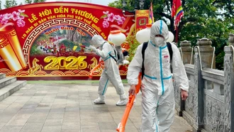 Phun khử khuẩn khuôn viên Đền Thượng ngay sau lễ hội