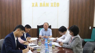 Phó Trưởng Đoàn đại biểu Quốc hội tỉnh Sùng A Lềnh kiểm tra công tác chuẩn bị bầu cử tại xã Bản Xèo