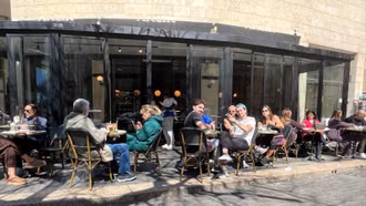 Israel trở lại nhịp sống giữa chiến tranh