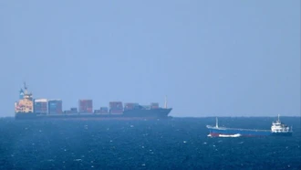 Lưu lượng tàu chở dầu qua eo biển Hormuz giảm 90%