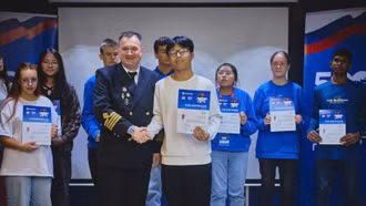 Nhà thám hiểm thiếu niên mang cờ đỏ sao vàng lên Bắc Cực