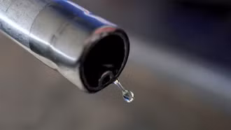 Giá dầu thế giới giảm mạnh trước thông tin Iran sẵn sàng đình chiến