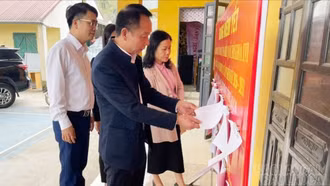 Phó Chủ tịch Thường trực HĐND tỉnh Vũ Quỳnh Khánh kiểm tra công tác bầu cử tại xã Thác Bà và Yên Thành