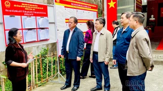 Phó Chủ tịch HĐND tỉnh Lý Bình Minh kiểm tra công tác chuẩn bị bầu cử tại đơn vị bầu cử số 09