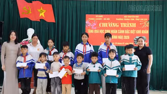 Trao 50 suất quà cho học sinh có hoàn cảnh khó khăn trên địa bàn phường Trung Tâm