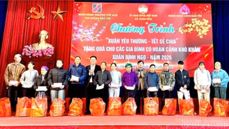 Trao tặng gần 50 triệu đồng cho người nghèo xã Xuân Hòa