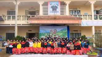 Nhóm thanh niên tình nguyện JUNKO Đà Nẵng tặng quà Tết cho hộ nghèo, học sinh xã Dền Sáng