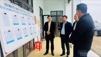 Tổ kiểm tra số 2 kiểm tra công tác chuẩn bị bầu cử tại xã Phình Hồ và phường Cầu Thia