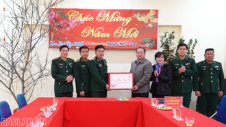 Phó Chủ tịch HĐND tỉnh Lý Bình Minh kiểm tra công tác trực Tết và tặng quà tại xã A Mú Sung