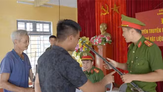 Công an xã Đông Cuông vận động thu hồi nhiều vũ khí tự chế 
