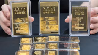 Giá vàng thế giới hạ nhiệt do áp lực chốt lời