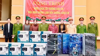 Công an xã Văn Bàn và Đội Cảnh sát giao thông đường bộ số 2 trao quà cho các trường vùng khó khăn