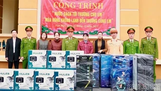 Công an xã Văn Bàn và Đội Cảnh sát giao thông đường bộ số 2 trao quà cho các trường vùng khó khăn