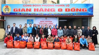 Công đoàn phường Nghĩa Lộ tổ chức "Gian hàng 0 đồng" hỗ trợ đoàn viên, người lao động