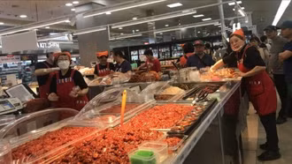 Hàn Quốc phát tiền cho dân để kích thích tiêu dùng