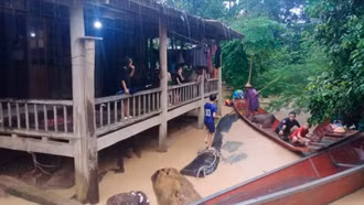 Nghệ An: Giải cứu thành công 5 người dân mắc kẹt giữa dòng nước lũ