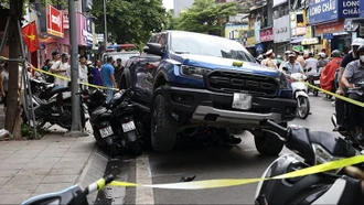 Xe bán tải tông liên hoàn nhiều xe máy trên phố Khâm Thiên khiến hai người bị thương