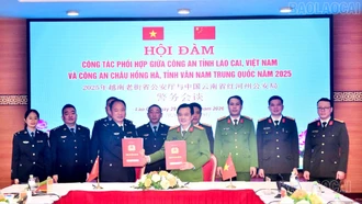 Công an tỉnh Lào Cai hội đàm với Cục Công an châu Hồng Hà (Trung Quốc)
