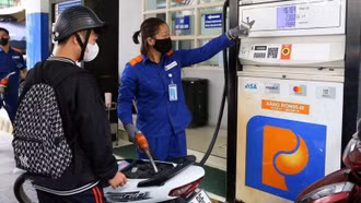 Giá xăng RON95-III lên mức gần 20.000 đồng mỗi lít từ 15 giờ hôm nay