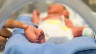 Nước Anh đón những em bé đầu tiên chào đời nhờ kỹ thuật sử dụng DNA của ba người