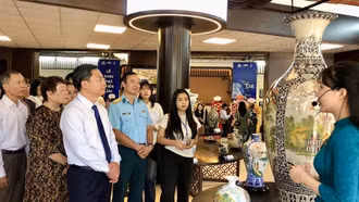 Nghe gốm sứ 'kể chuyện'