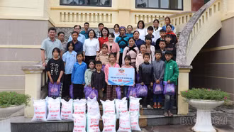 Hơn 200 triệu đồng được trao cho các em học sinh tại xã Si Ma Cai