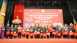 Hơn 140 nạn nhân da cam/dioxin được khám bệnh miễn phí và nhận quà Tết