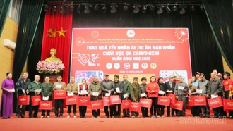 Hơn 140 nạn nhân da cam/dioxin được khám bệnh miễn phí và nhận quà Tết