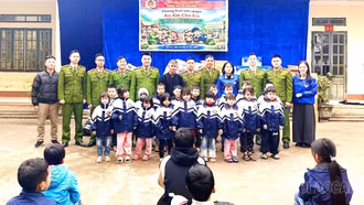 Ấm áp chương trình tình nguyện “Áo ấm cho em” tại xã Gia Phú