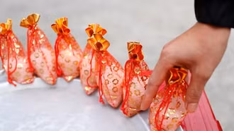 "Đầu năm mua muối, cuối năm mua vôi" - những ẩn ý của người xưa