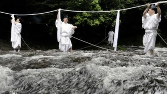 Thay dây thừng thiêng để cầu chúc may mắn dịp năm mới ở Nhật Bản