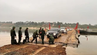 Tạm dừng khai thác cầu phao qua sông Lô để bảo đảm an toàn giao thông