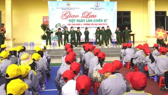 Gần 200 học sinh Trường Tiểu học Nguyễn Du trải nghiệm "Một ngày làm chiến sĩ" tại Đồn Biên phòng Bát Xát