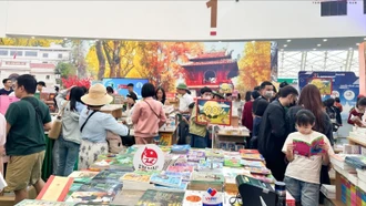 Kết nối cộng đồng, phát triển văn hoá đọc qua các gian hàng sách tại Hội chợ Mùa Thu 2025