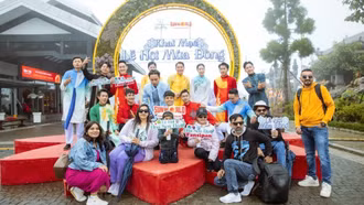 Du khách thích thú săn mây, check in hoa Sen đá trên đỉnh Fansipan