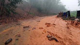 Mưa lũ gây ra nhiều thiệt hại nghiêm trọng tại khu vực miền Trung