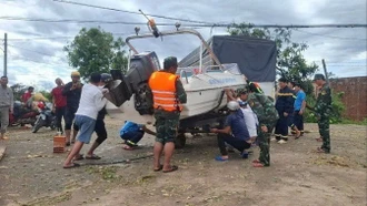 Hàng chục nghìn cán bộ, chiến sỹ hỗ trợ nhân dân khắc phục hậu quả mưa bão