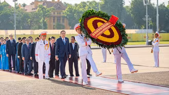 Chủ tịch Quốc hội Trần Thanh Mẫn và Đoàn đại biểu dự Đại hội Đảng bộ Quốc hội vào Lăng viếng Chủ tịch Hồ Chí Minh