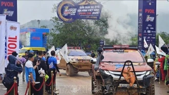 Khai mạc giải đua ô tô địa hình lớn nhất từ trước tới nay