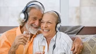 Âm nhạc có thể làm giảm nguy cơ sa sút trí tuệ ở người cao tuổi