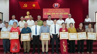 Đảng ủy xã Trấn Yên trao Huy hiệu Đảng cho 61 đảng viên