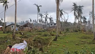 Bão Cỏ May đổ bộ đất liền Philippines khiến hàng nghìn người sơ tán