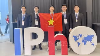 Tự hào cờ đỏ sao vàng tại lễ bế mạc Olympic Vật lý Quốc tế 2025