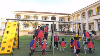 Hỗ trợ trẻ em bị ảnh hưởng bởi bão lũ tại 7 địa phương