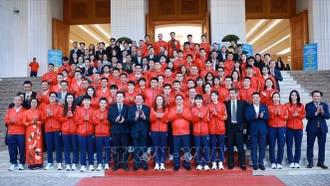 Hai vận động viên vinh dự cầm cờ Đoàn Thể thao Việt Nam tại lễ khai mạc SEA Games 33