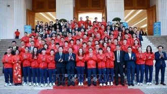 Hai vận động viên vinh dự cầm cờ Đoàn Thể thao Việt Nam tại lễ khai mạc SEA Games 33