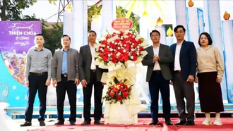 Lãnh đạo 3 phường Nghĩa Lộ, Trung Tâm và Cầu Thia thăm, tặng hoa chúc mừng các giáo xứ nhân dịp Giáng sinh