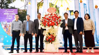 Lãnh đạo 3 phường Nghĩa Lộ, Trung Tâm và Cầu Thia thăm, tặng hoa chúc mừng các giáo xứ nhân dịp Giáng sinh