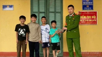 Bốn học sinh lớp 5 nhặt được ví tiền, trình báo Công an phường Trung Tâm trả lại người mất