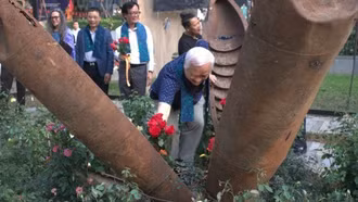 Vỏ bom, xác máy bay Mỹ "nở hoa" trong trưng bày "Chiến tranh và Hòa bình"